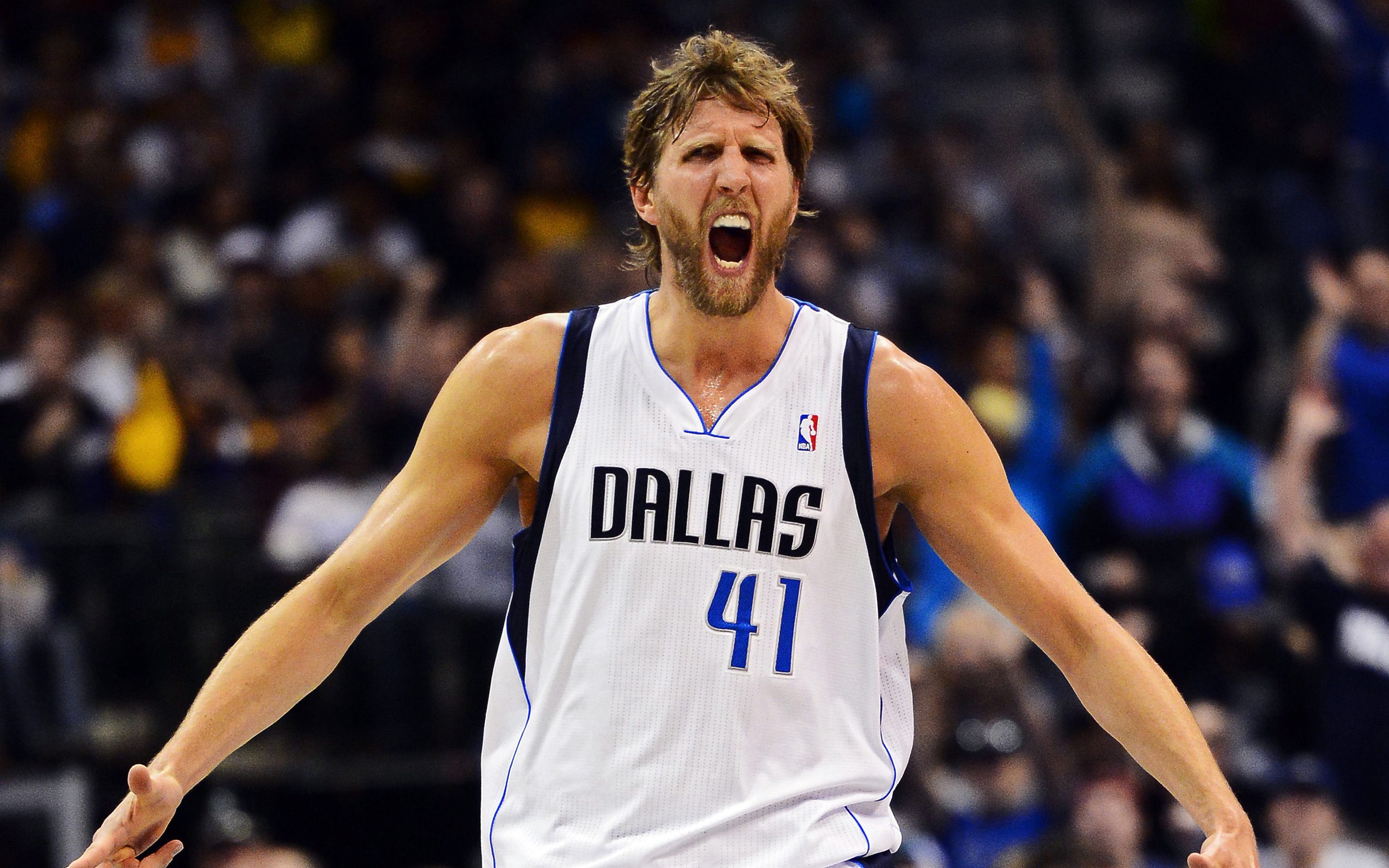 epa03599029 Dallas Mavericks' German player Dirk Nowitzki reacts after scoring a three point basket against the Los Angeles Lakers in the second half of their NBA basketball game at the American Airlines Center in Dallas, Texas, USA, 24 February 2013. EPA/LARRY W. SMITH CORBIS OUT +++(c) dpa - Bildfunk+++