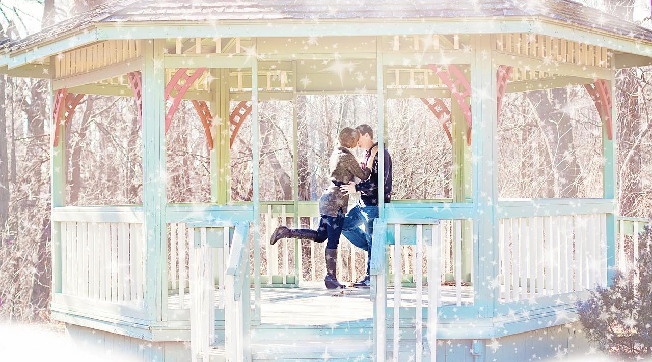 Gazebo-Snow-Happiness-Kissing-Couple-Winter-570903-crop