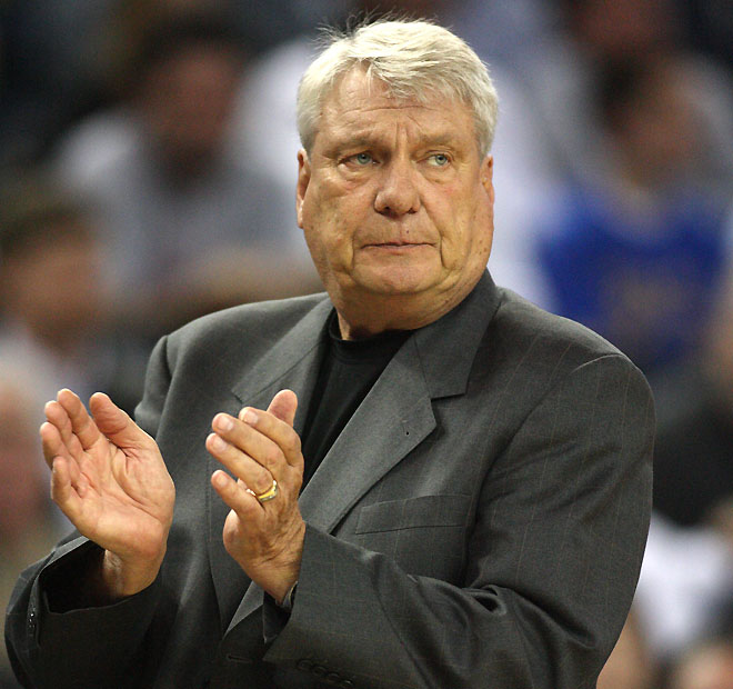 ORG XMIT: 1086375 Golden State Warriors head coach Don Nelson encourages his players during the first quarter of an NBA basketball game against the Phoenix Suns, Monday, March 22, 2010 at Oracle Arena in Oakland, California. (D. Ross Cameron/Contra Costa Times/MCT)